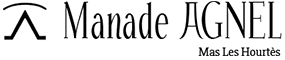 Manade Agnel : Tradition et Élevage au Mas Les Hourtès Logo noir Manade Agnel et Mas Les Hourtès avec un symbole graphique minimaliste et une typographie élégante.